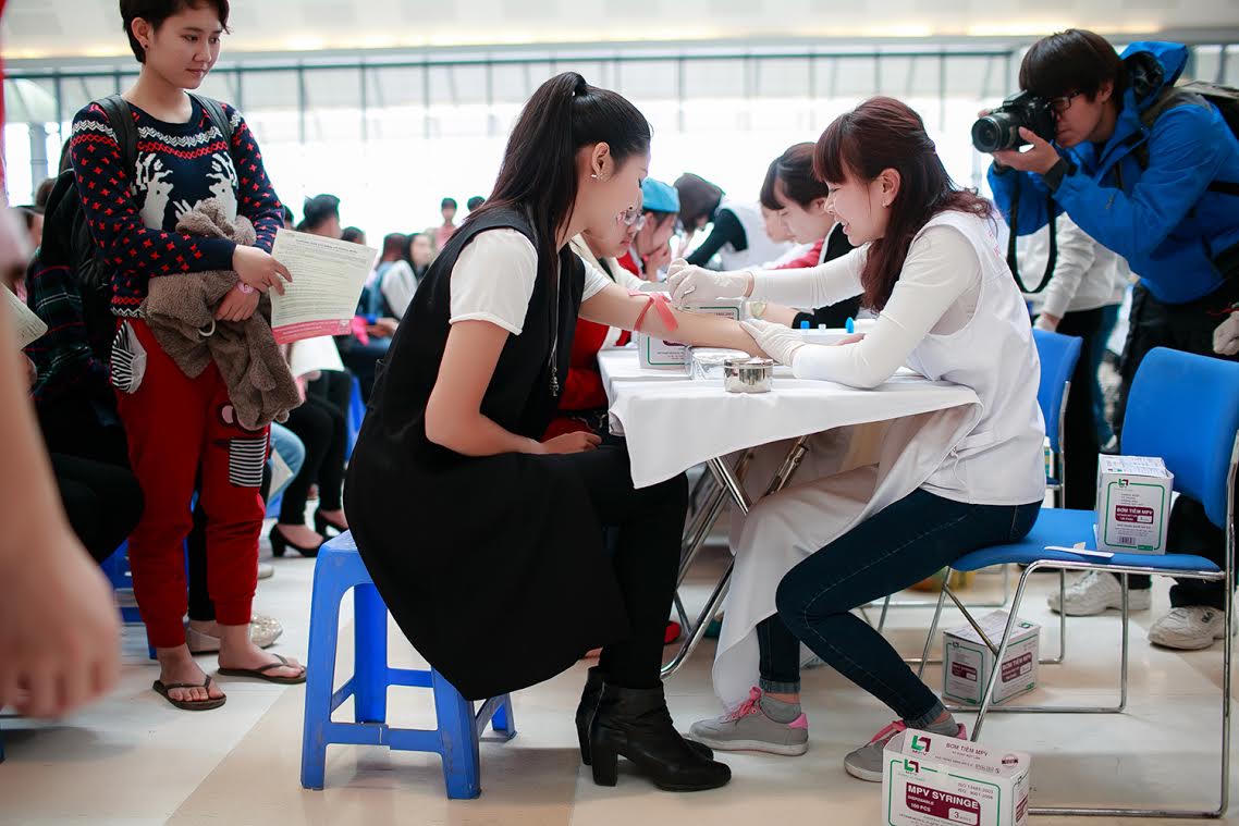 HH biển Nguyễn Thị Loan hạnh phúc khi được hiến máu cứu người